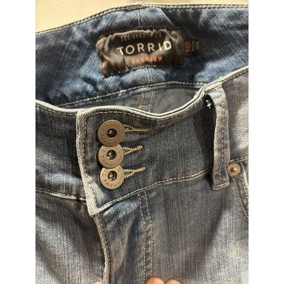 Torrid FeelTheFit Premium Stretch Jeans Blue Distressed Bombshell Straight 14R - Picture 3 of 7